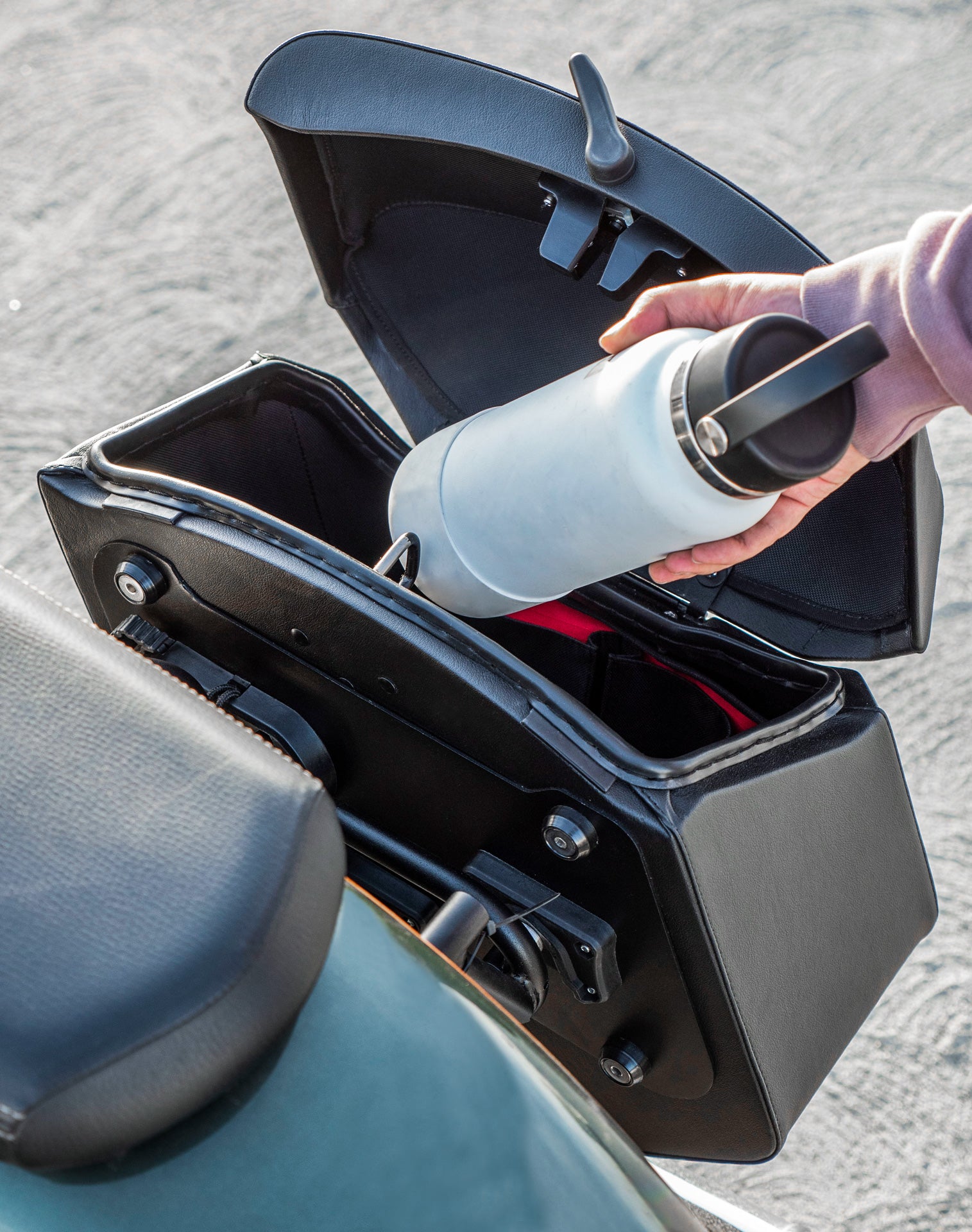 24L - Ironclad Quick-Mount Medium Royal Enfield Super Meteor 650 Leather Wrapped Hard Saddlebags Life Style 4