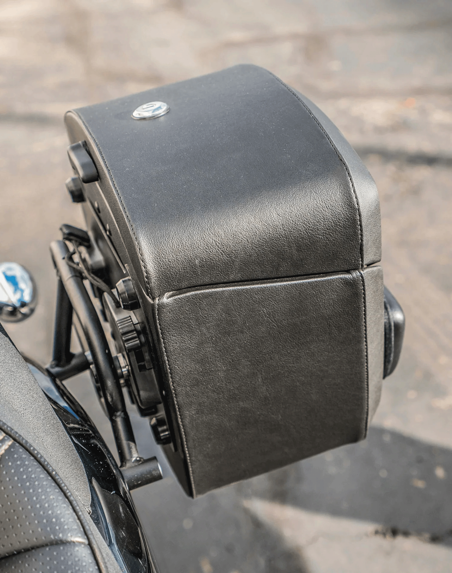 24L - Ironclad Quick-Mount Medium Suzuki Boulevard M109 VZR1800 Leather Wrapped Hard Saddlebags Life Style 3