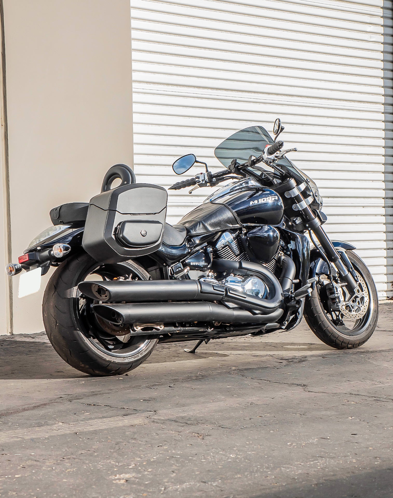 24L - Ironclad Quick-Mount Medium Suzuki Boulevard M109 VZR1800 Leather Wrapped Hard Saddlebags Life Style 1