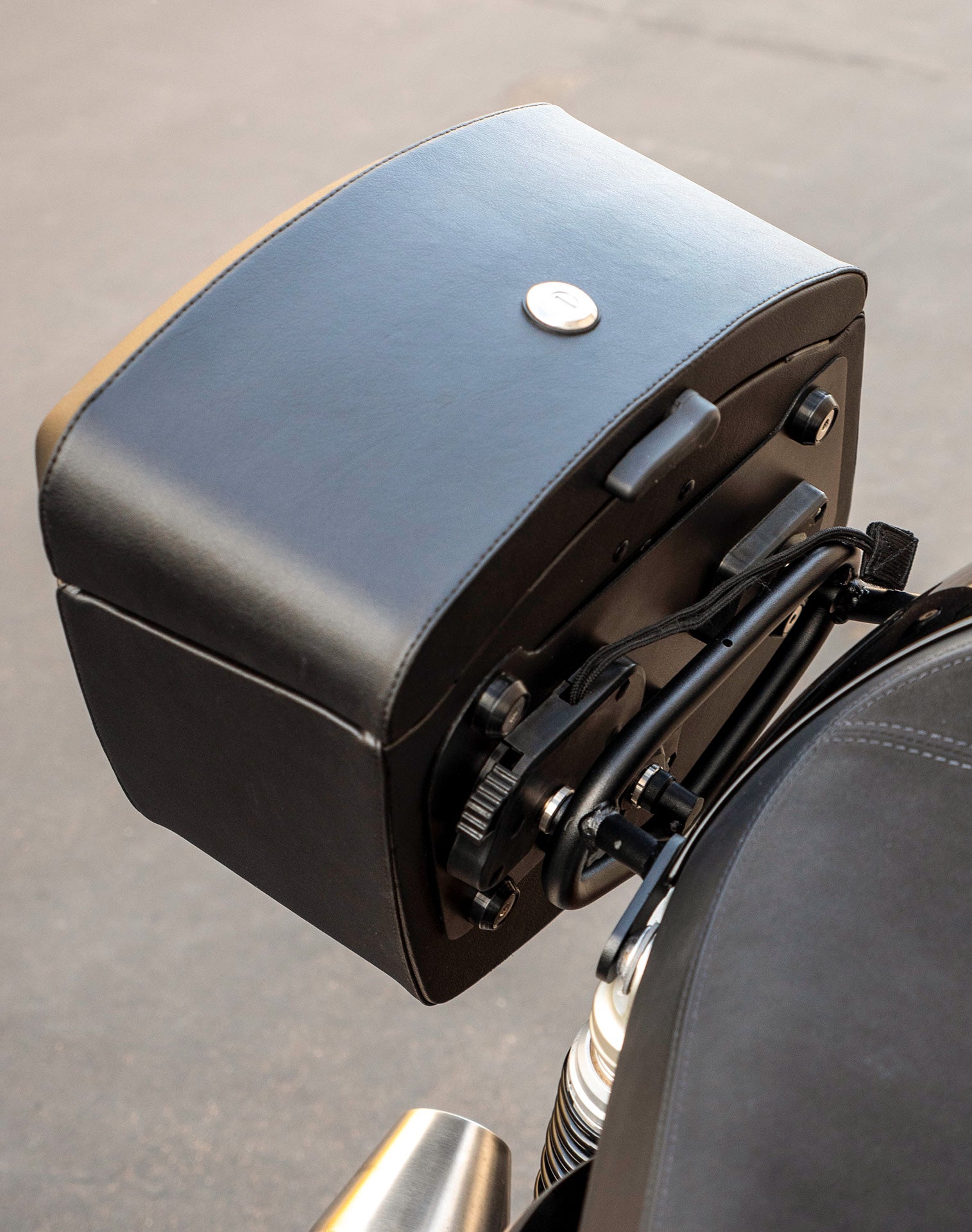 24L - Ironclad Quick-Mount Medium Triumph Thruxton RS Leather Wrapped Hard Saddlebags Life Style 3