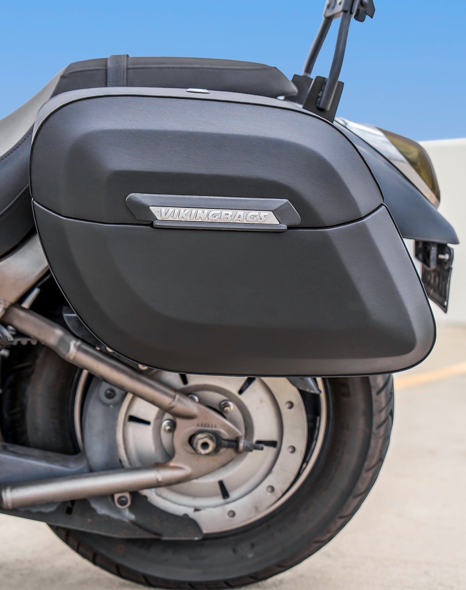 40L - Lamellar Raven Extra Large Kawasaki Vulcan 900 Custom VN900C Leather Covered Motorcycle Hard Saddlebags Lifestyle