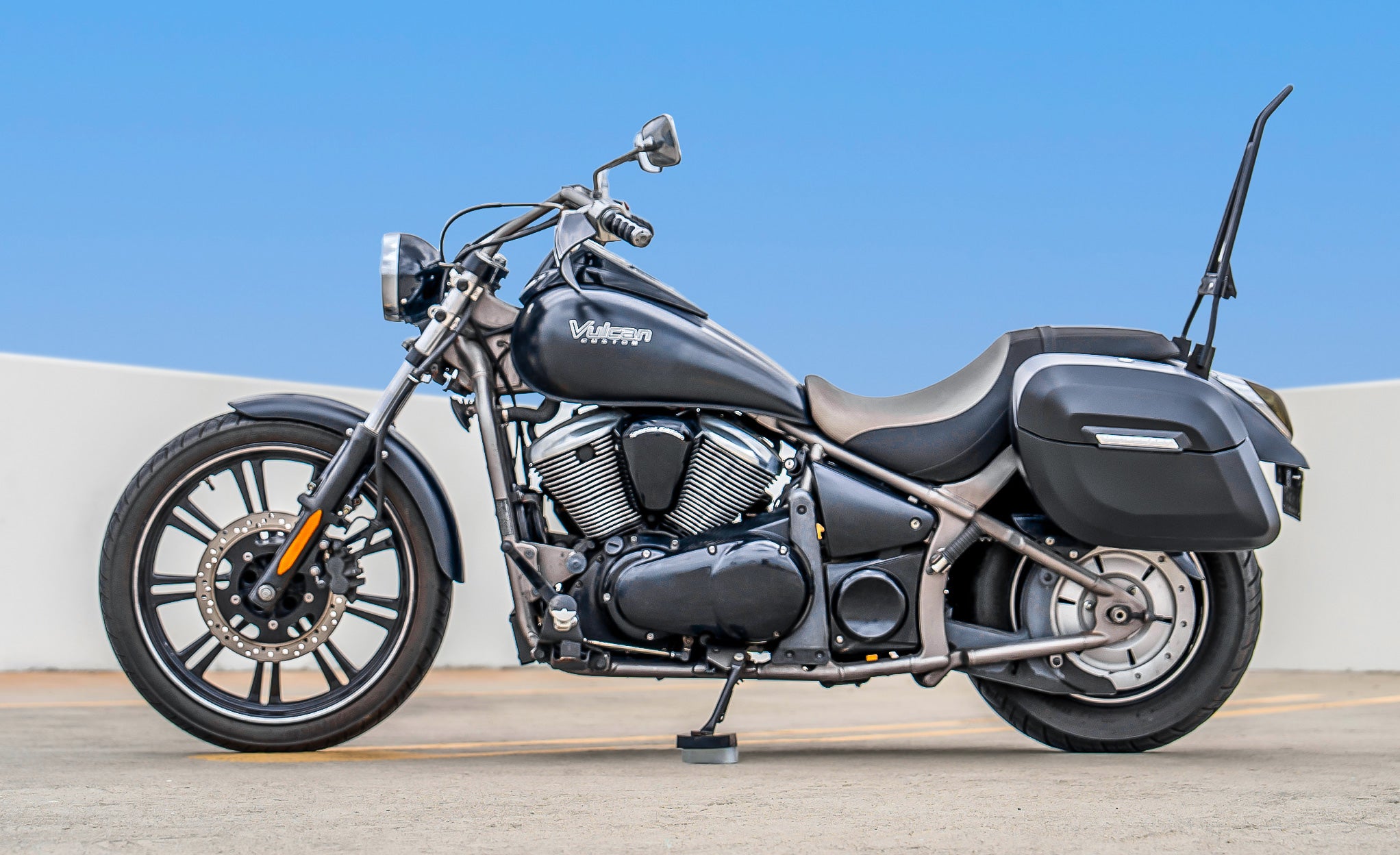 40L - Lamellar Raven Extra Large Kawasaki Vulcan 900 Custom VN900C Matte Motorcycle Hard Saddlebags Lifestyle @expand