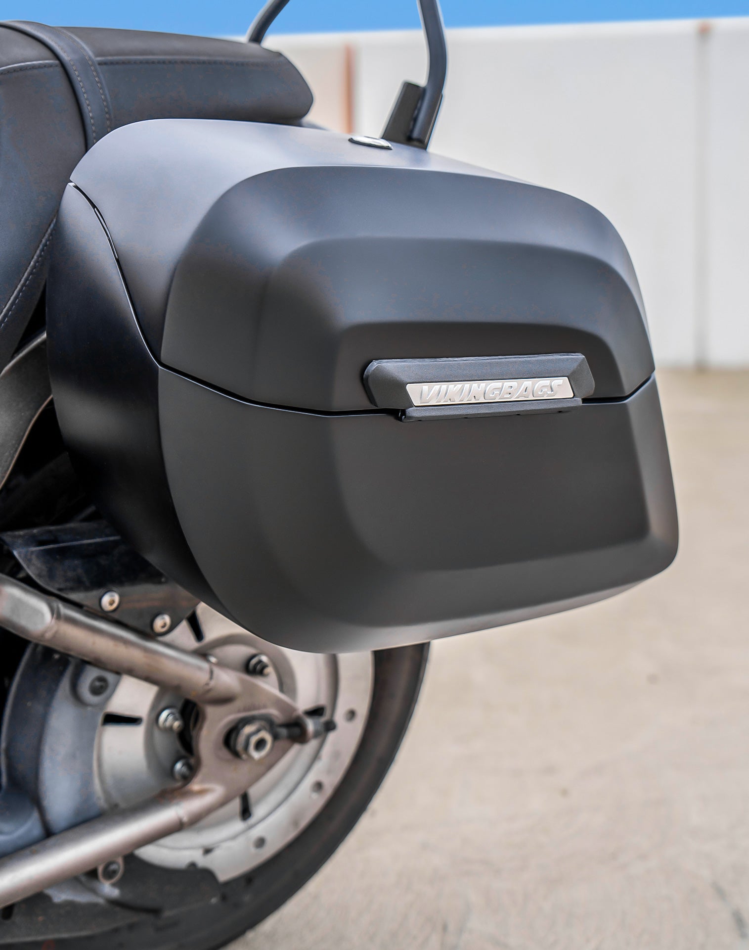 40L - Lamellar Raven Extra Large Kawasaki Vulcan 900 Custom VN900C Matte Motorcycle Hard Saddlebags Lifestyle