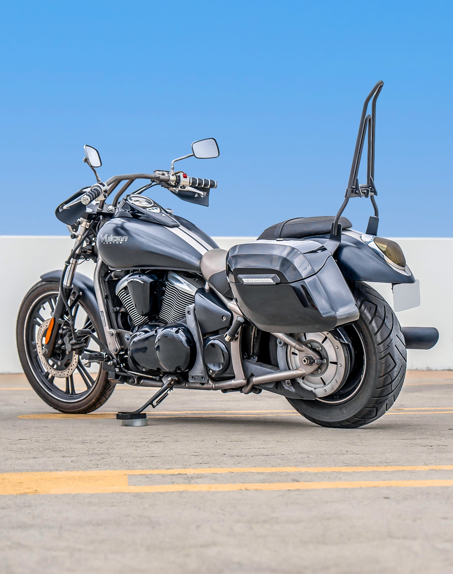 40L - Lamellar Raven Extra Large Kawasaki Vulcan 900 Custom VN900C Painted Motorcycle Hard Saddlebags Lifestyle