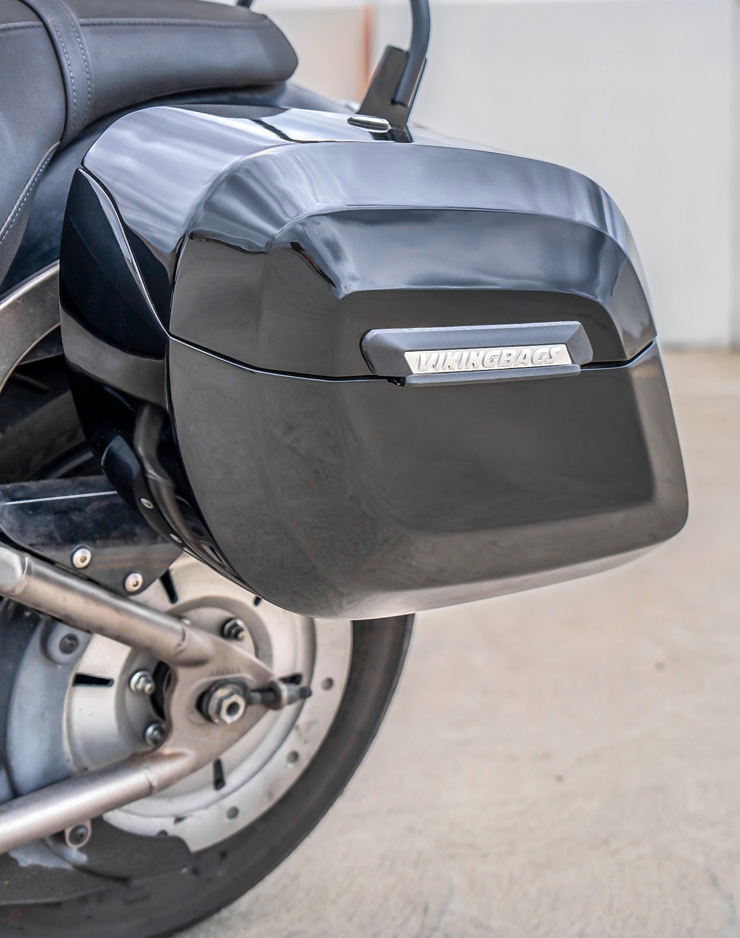 40L - Lamellar Raven Extra Large Kawasaki Vulcan 900 Custom VN900C Painted Motorcycle Hard Saddlebags Lifestyle
