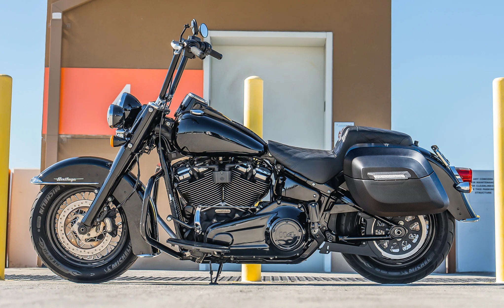 40L - Lamellar Raven Extra Large Matte Motorcycle Hard Saddlebags for Harley Softail Heritage FLHC/S Lifestyle @expand