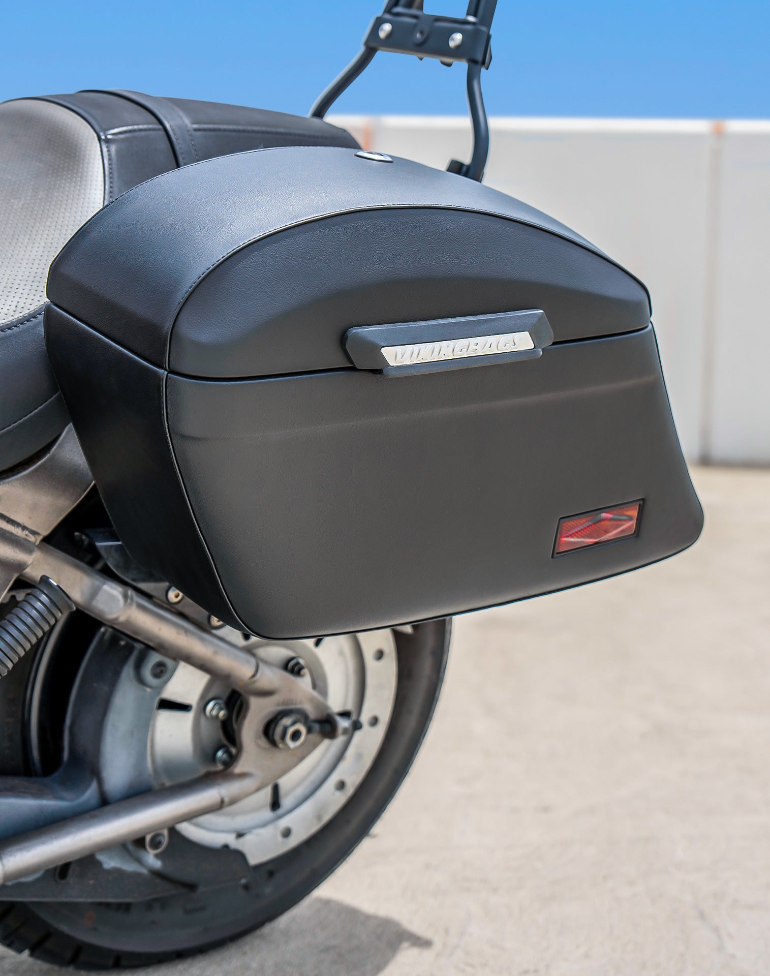 44L - Lamellar Stallion Extra Large Kawasaki Vulcan 900 Custom VN900C Leather Covered Motorcycle Hard Saddlebags Lifestyle