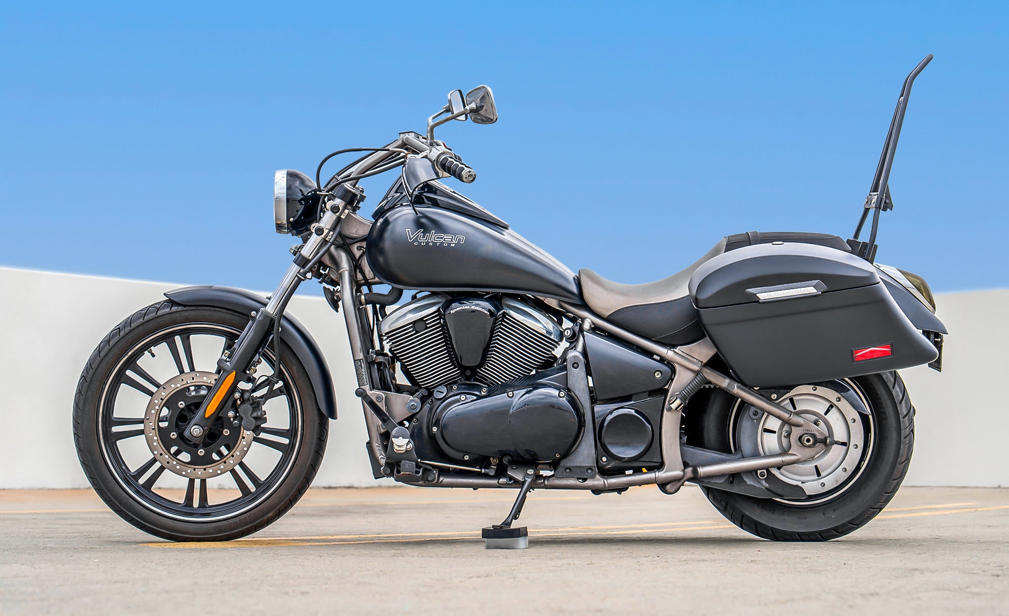 44L - Lamellar Stallion Extra Large Kawasaki Vulcan 900 Custom VN900C Matte Motorcycle Hard Saddlebags Lifestyle @expand
