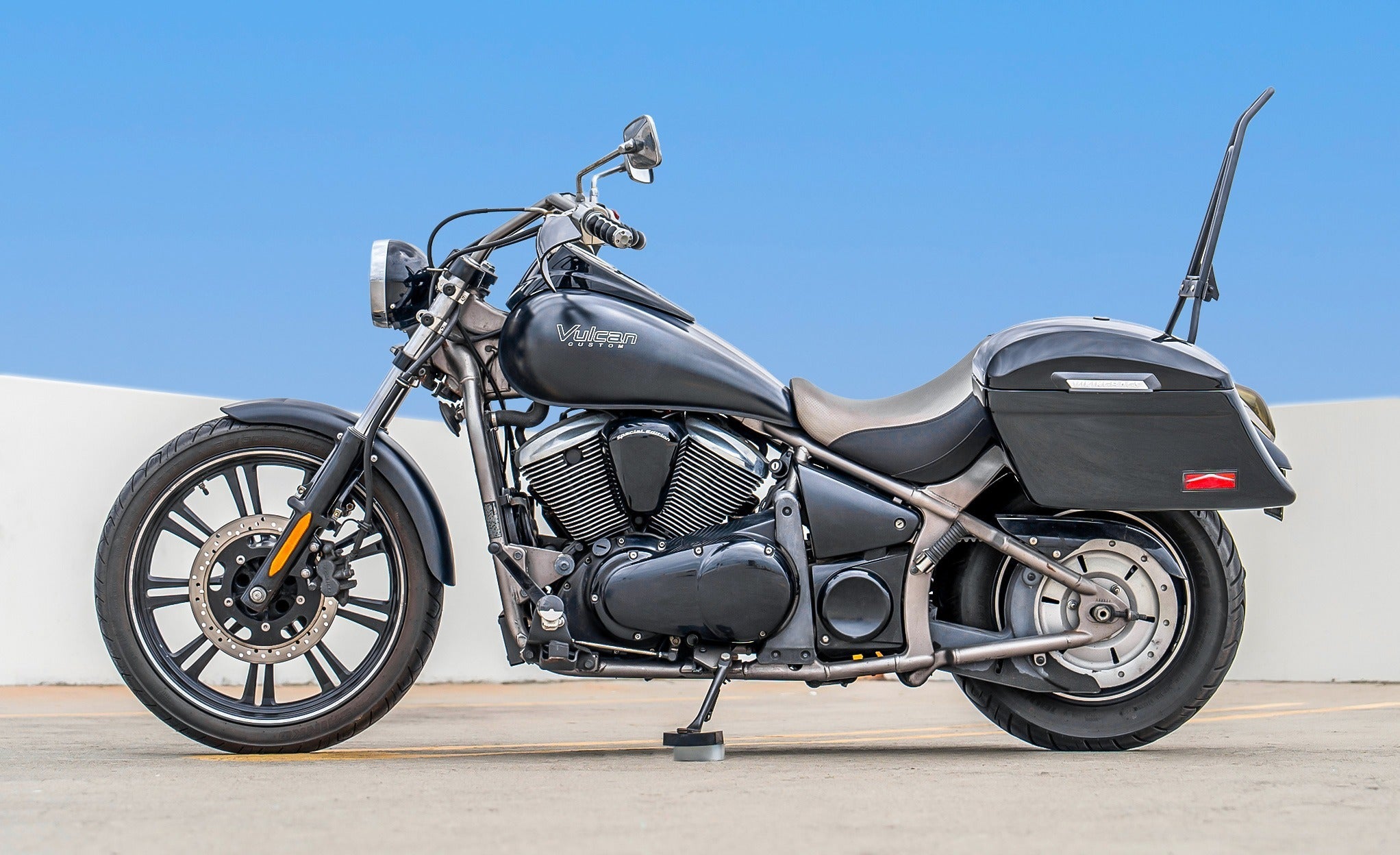 44L - Lamellar Stallion Extra Large Kawasaki Vulcan 900 Custom VN900C Painted Motorcycle Hard Saddlebags Lifestyle @expand