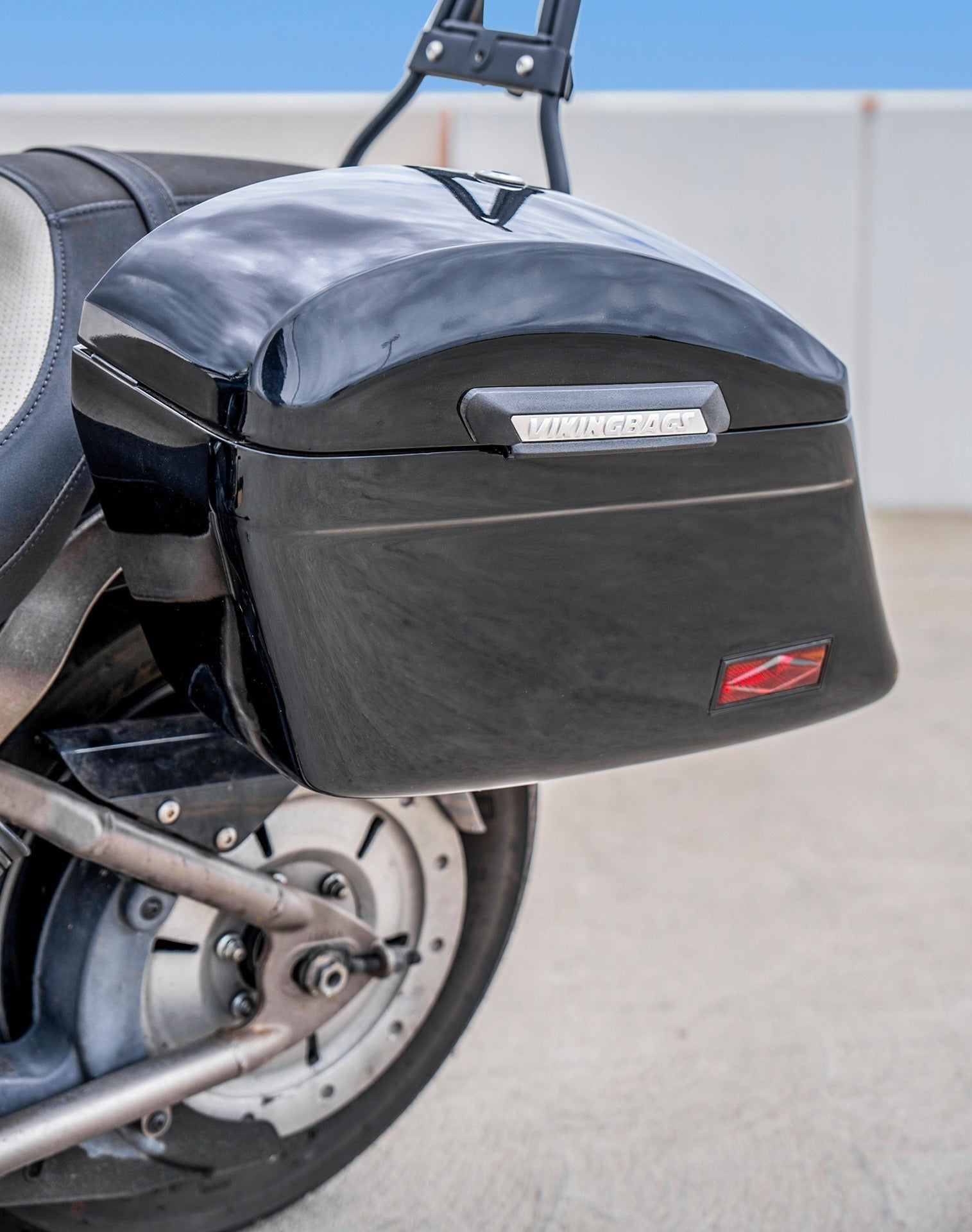 44L - Lamellar Stallion Extra Large Kawasaki Vulcan 900 Custom VN900C Painted Motorcycle Hard Saddlebags Lifestyle
