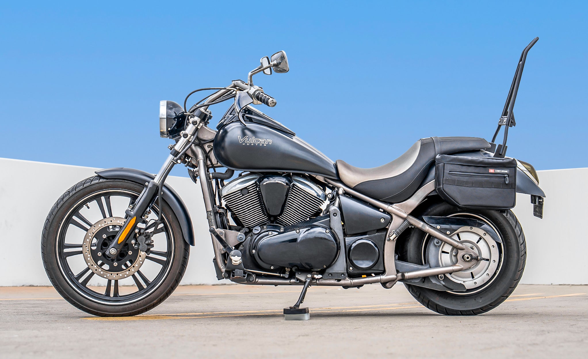 18L - Patriot Medium Kawasaki Vulcan 900 Custom VN900C Motorcycle Throw Over Saddlebags Lifestyle @expand