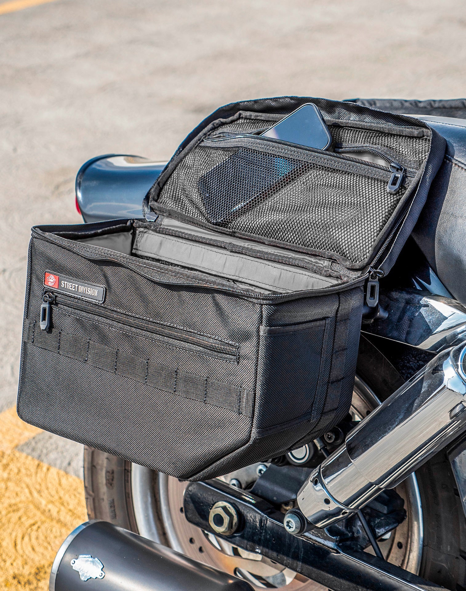 18L - Patriot Medium Motorcycle Throw Over Saddlebags for Harley Dyna Fat Bob FXDF/SE Life Style 4