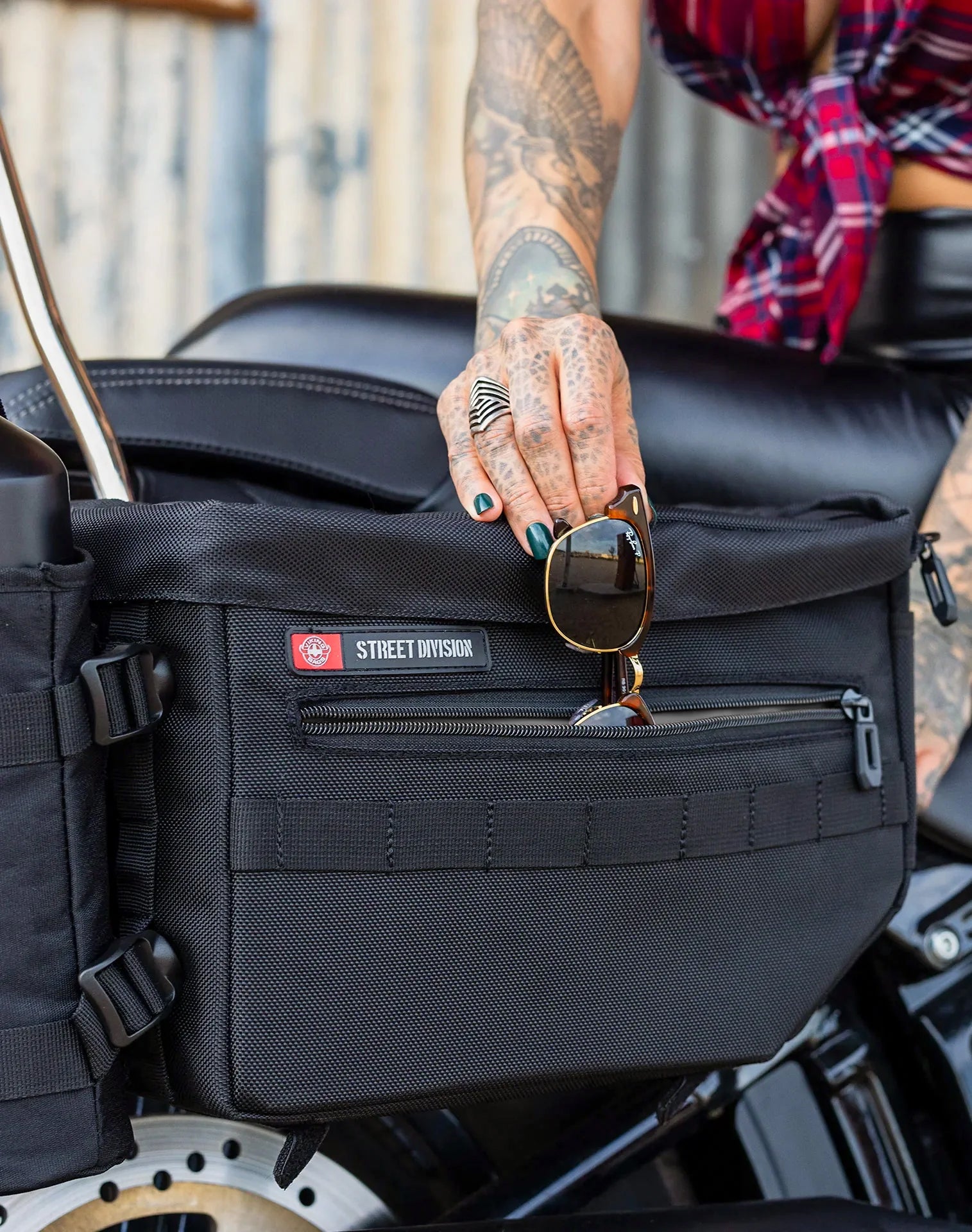 18L - Patriot Medium Motorcycle Throw Over Saddlebags for Harley Softail Street Bob FXBB Life Style 2