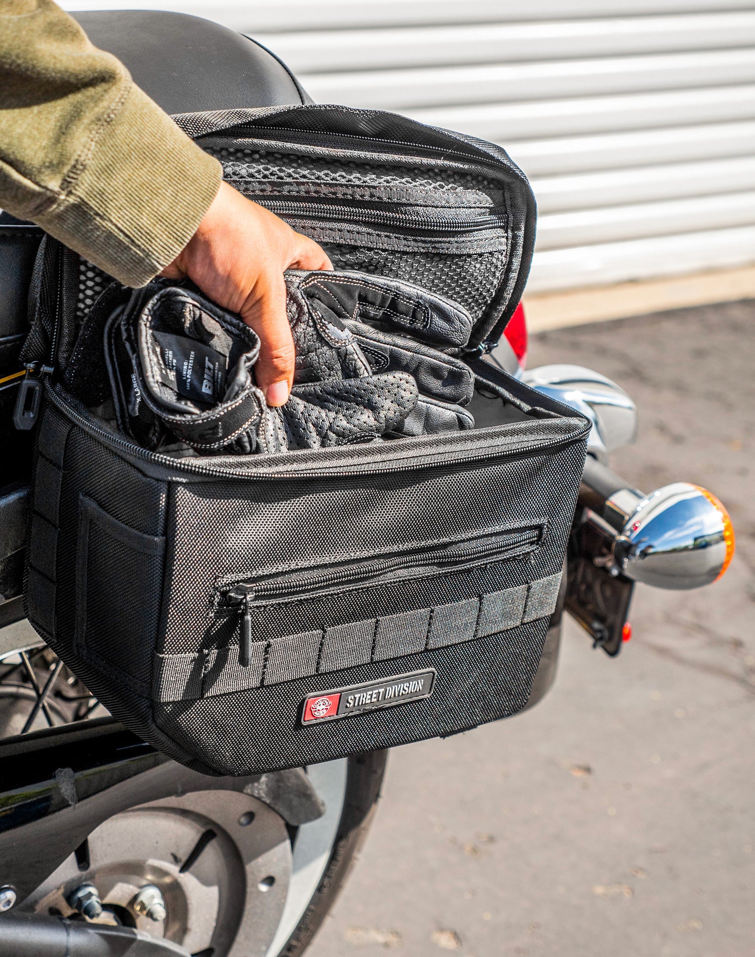 10L - Patriot Small Kawasaki Vulcan 900 Classic VN900 Throw Over Saddlebags Life Style 4