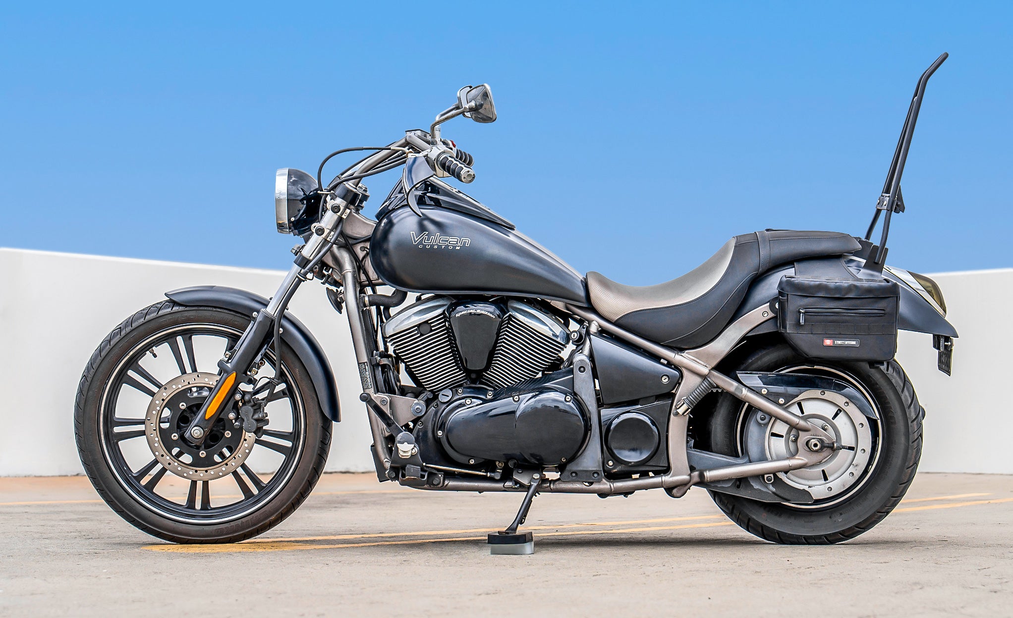 10L - Patriot Small Kawasaki Vulcan 900 Custom VN900C Throw Over Saddlebags Lifestyle @expand