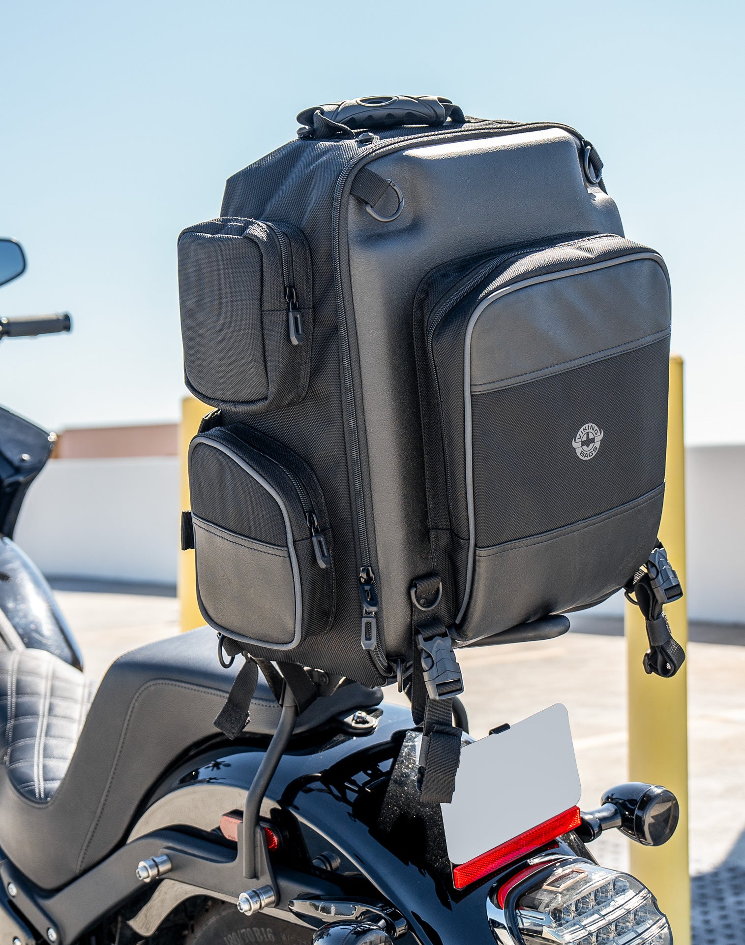 Harley-Davidson 　シーシーバーバッグ　キャリーバッグ　 リュック 30L - Voyage Large Harley Davidson Motorcycle Sissy Bar Backpack